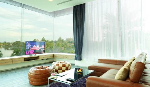 Family Room with Lake View