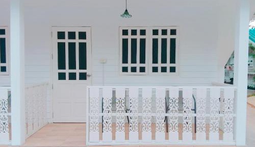 Queen Room with Pool View
