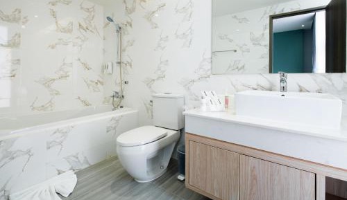 Executive King with bathtub 