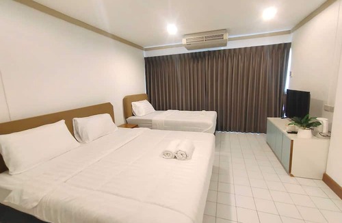 Din Daeng Hotel | OYO 75446 Travis Inthamara 49