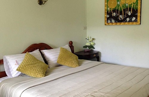 Bophut Hills Hotel | Baan Sala Lung Dam Hotel