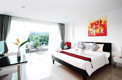Rawai Hotel | One World One Home Naiharn Hotel