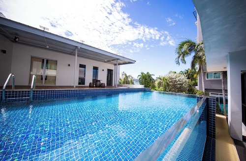Noen Phra Hotel | Phavina Grand Boutique