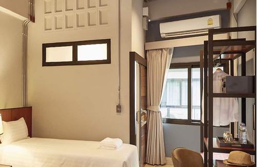 Pom Prap Hotel | W22 by Burasari