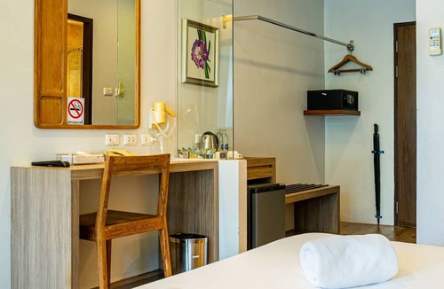 Khlong Khoen Hotel | Lumphawa Amphawa