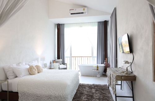 Kamphaeng Phet House | White Wall Riverfront Hotel