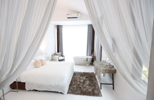 Kamphaeng Phet House | White Wall Riverfront Hotel