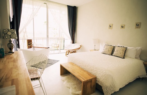 Kamphaeng Phet House | White Wall Riverfront Hotel
