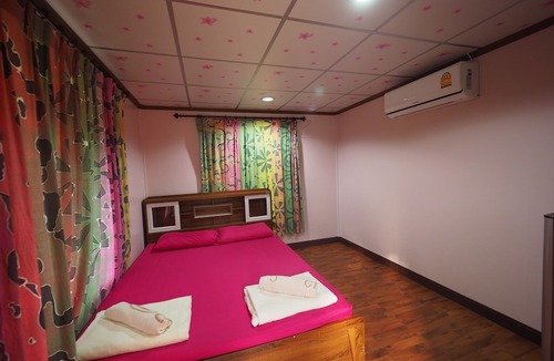 Lan Saka Hotel | Urawadee Homestay Khiri Wong