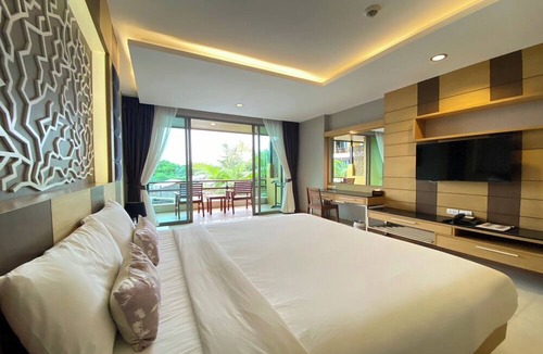 Rawai Hotel | Aqua Resort Phuket - Near Beach and Chalong Pier
