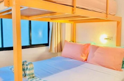 Chana Songkhram Hotel | Lazy Sunday Khaosan Hotel