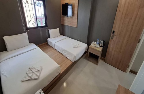 Pathumwan House | Spacious Twin Escape Deluxe Comfort for Two