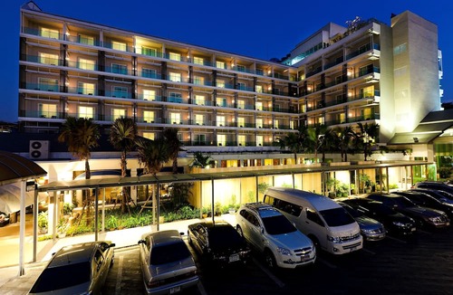 Pom Prap Sattru Phai Hotel | Royal Princess Larn Luang