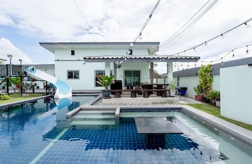 Pong Villa | Luxurious 12-bedroom Villa Retreat in Tambon Pong, Thailand