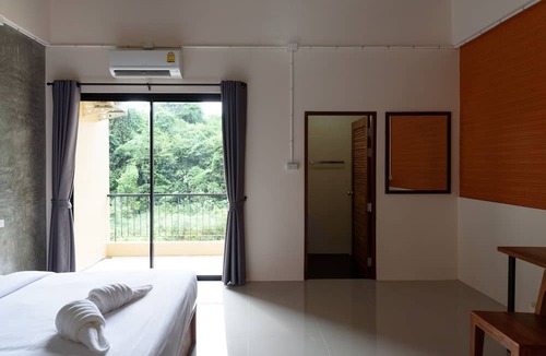 Nuea Khlong Hotel | Srisuksant Urban