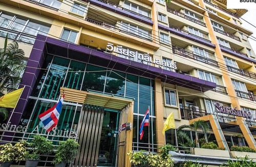 Khlong Ton Sai House | Chic Deluxe DBL Suite | Modern Bella B Comfort