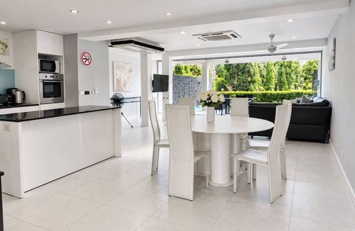 Kathu House | 5 BDRM & BATHROOM Pool Villa. Golf Views, 7kms to Patong. Peaceful & private