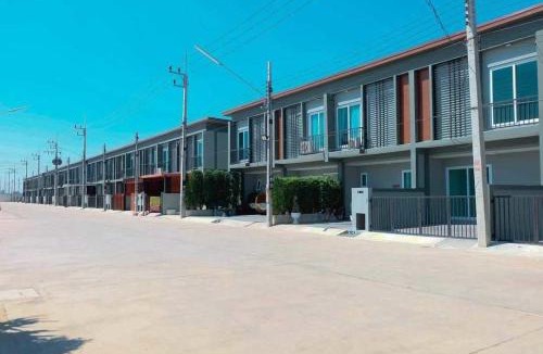 Lat Lum Kaeo Apartment | บ้านทาวน์โฮม ทั้งหลัง 2 นอน 3 น้ำ- The Chic Town