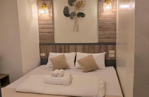 Pom Prap Sattru Phai Hostel | Victory Place
