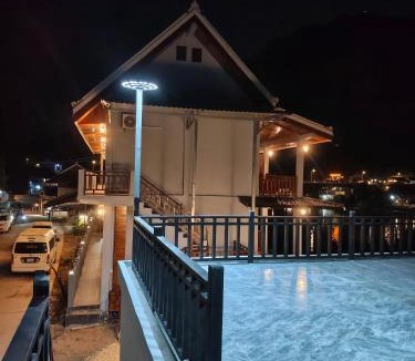 Nong Khiaw Hotel | Rain forest river view house