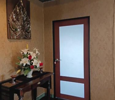 Khlong Chak Phra Hotel | Bangkok house Luxury WorkStay and Thai Table