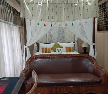 Khlong Chak Phra Hotel | Bangkok house Luxury WorkStay and Thai Table
