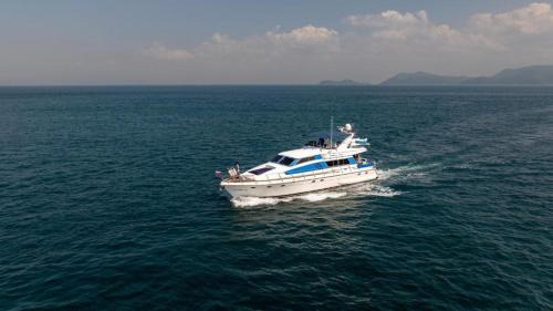 Bang Sare Boat Rental | Staying on a yacht near Monkey Island