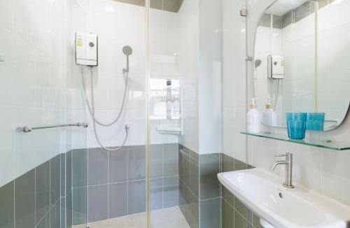 Khlong Ton Sai Apartment | Spacious 3BR Home for 6 only 10 min to BTS, River & ICONSIAM