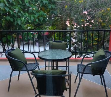 Maret House | Elevated Bungalow House 5 min from the beach 3-6