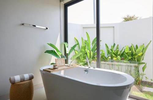 Thep Kasattri Villa | Arana Luxe 3BR Pool Villa at Botanica Four Seasons