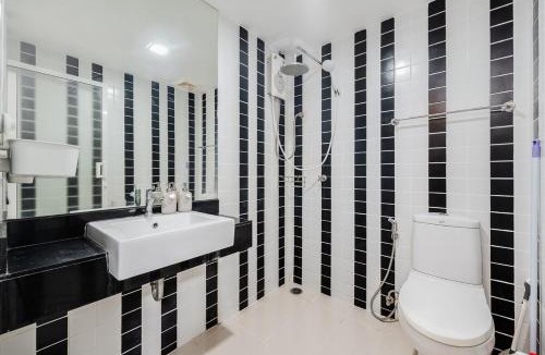 Talat Nuea Apartment | Quiet Work-Friendly Phuket Town Fast WiFi & Pool