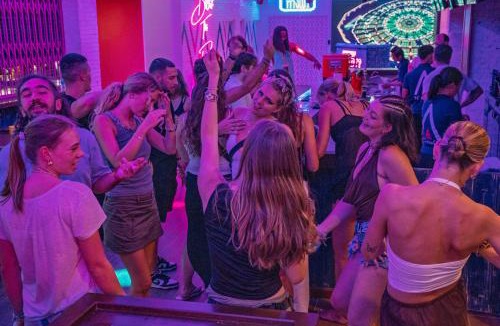 Talat Yot Hostel | Nomads Bangkok Party Hostel 18-35 Years Old Only