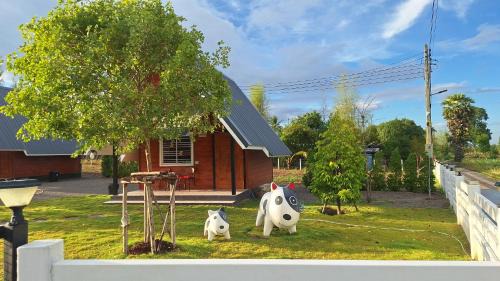 Suan Phueng House | บ้านน้ำผึ้งโฮมสเตย์ Pool & Garden