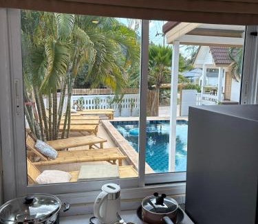 Saladan House | Penn house with shared pool