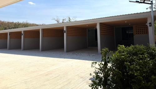 Nikhom Phatthana Hotel | Third Space House