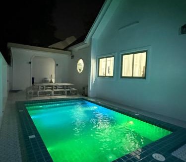 Saen Suk Villa | วันบางแสนพูลวิลล่า One Bangsaen Poolvillas
