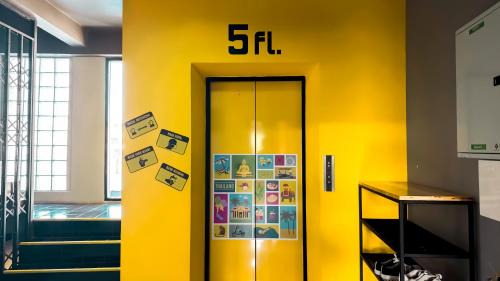 Pom Prap Hostel | Room 22 Hostel - near Chinatown