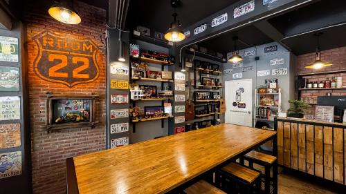 Pom Prap Hostel | Room 22 Hostel - near Chinatown
