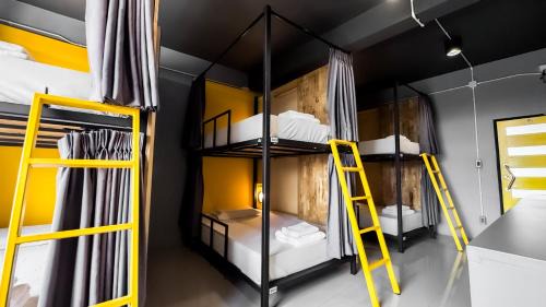 Pom Prap Hostel | Room 22 Hostel - near Chinatown