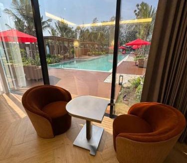 Chakphong Hotel | Mirror Mirror Hotel Cafe & Restaurant