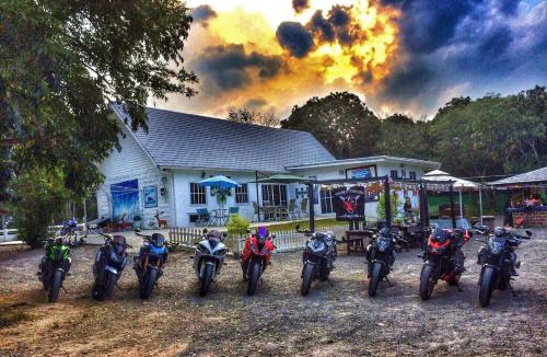 Suan Phueng Bed & Breakfast | Titanic Park