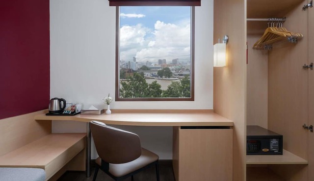 ibis Bangkok Riverside