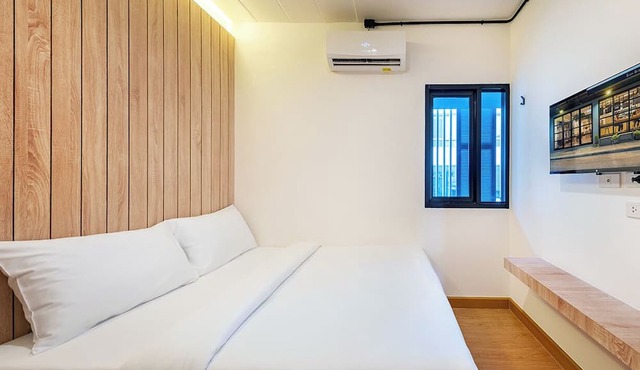 Siam Subway Hostel and Café