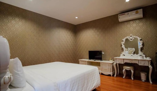 The O-Zone Airport Inn in Bangkok
