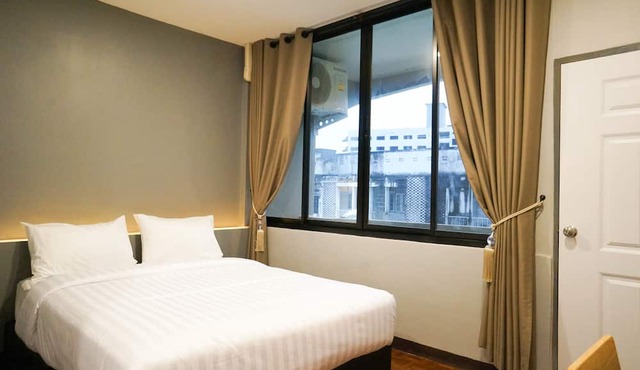Lux Rooms Night Bazaar