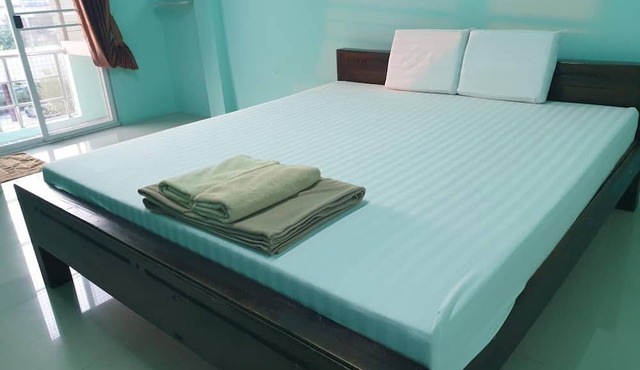 Lert Sri Hotel in Suphan Buri