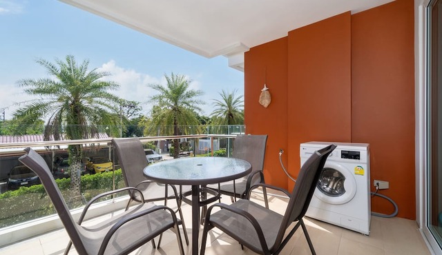 Tropical Poo View 1 BR Apt Babylon M206