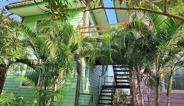 Ban Roi Pah in Khlong Luang