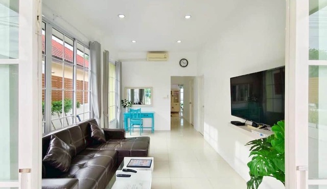 Canary Pool Villa Bangsaen in Chonburi