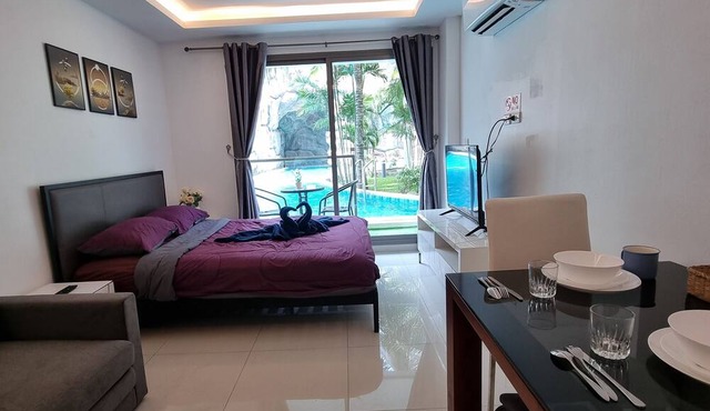 Pool Access View Laguna Beach Resort 3 Condo in Pattaya